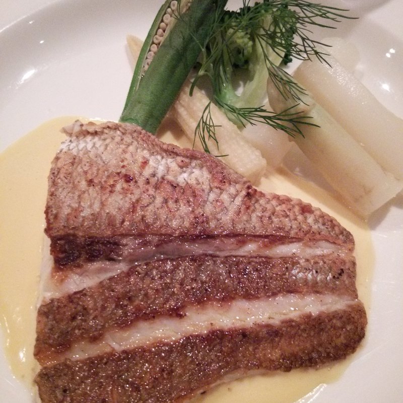 ヒラメのソテー　サフランクリームソース(ラパン・アジル )