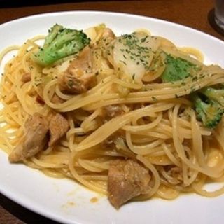 ”鶏のうま煮”と旬野菜のペペロンチーノ～カブ・ブロッコリー (横浜ジョイナス バール・デルソーレ )