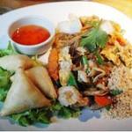サモサとパッタイ(Thai Cafe 〈タイ・カフェ〉　)