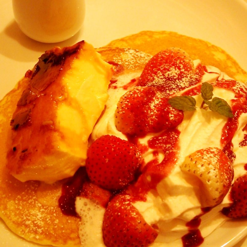 苺とクリームブリュレのパンケーキ(Butter)