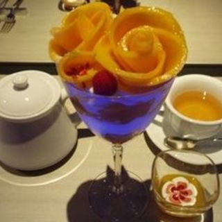 マンゴーローズブーケのパフェ(ベリー・カフェ 青山本店 （Berry cafe）)