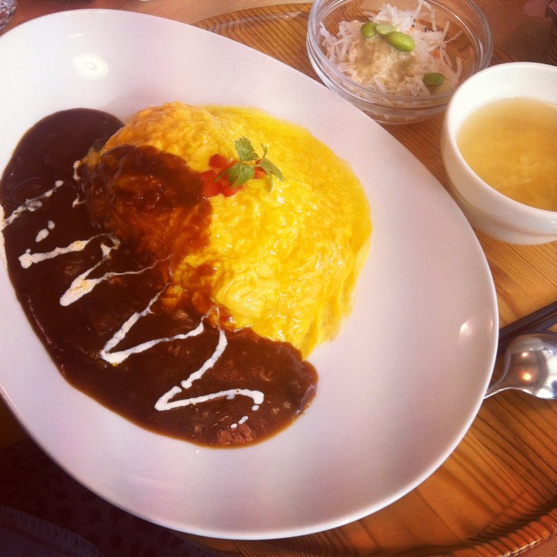 芽ぶきのオムライスセット 半熟たまごのデミグラスソース(たまご舎 蔵王本店 （タマゴヤ）)