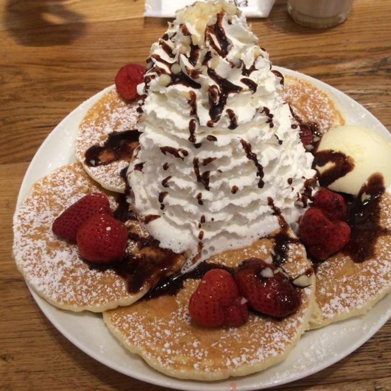 ストロベリーホイップクリームとマカダミアナッツのパンケーキ(Eggs 'n Things 心斎橋店)