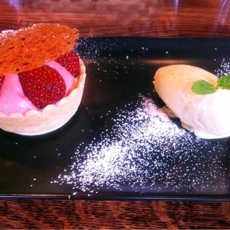  苺のタルトとキャラメルのアイスクリーム添え(ラ・ブリーズ （La Brise）)