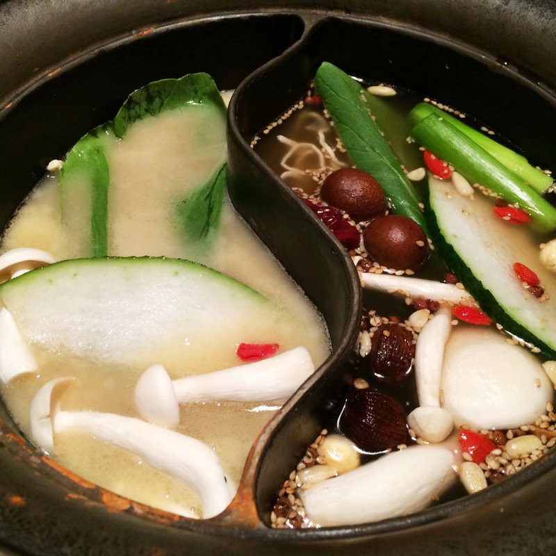 二色鍋(しゃぶしゃぶ温野菜 三条鴨川店 （しゃぶしゃぶおんやさい）)