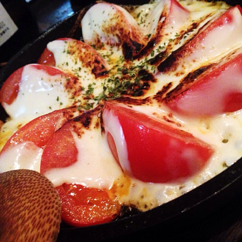 トマトチーズ焼き(赤○中目黒｜居酒屋)