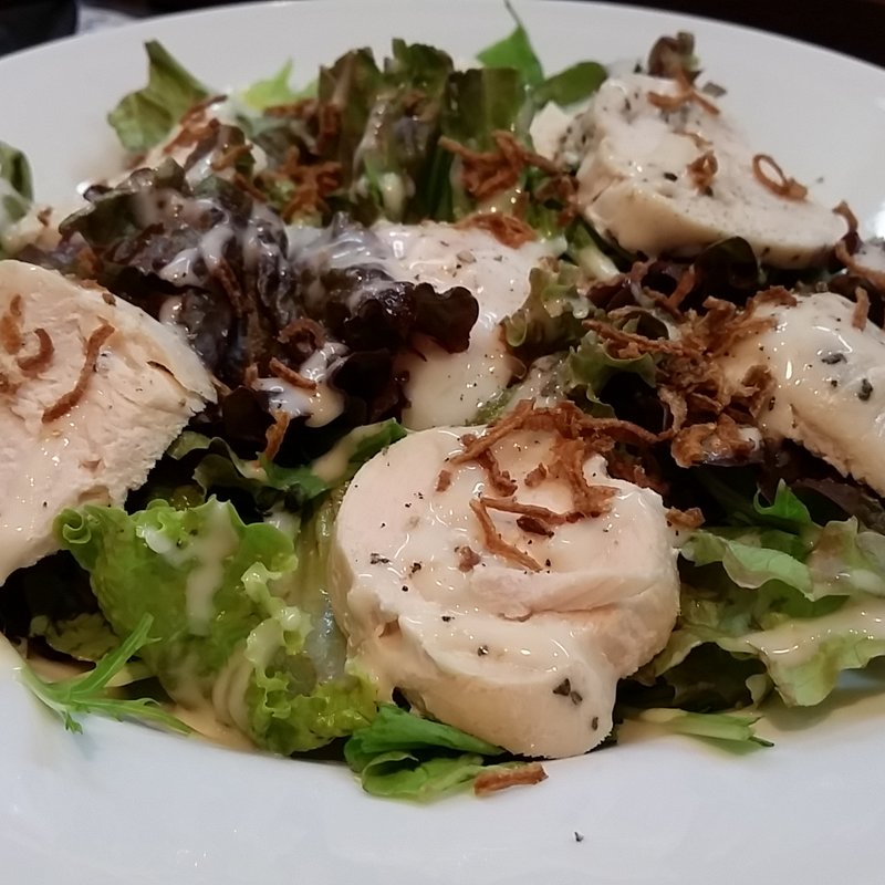 鶏ハムと温玉の親子サラダ(おさかなやたい まつり)