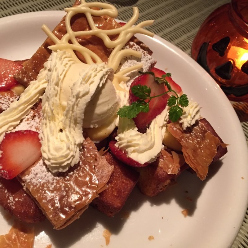 ドーナッツパンケーキ　いちごのミルフィーユ仕立て(カフェ アクイーユ 恵比寿)