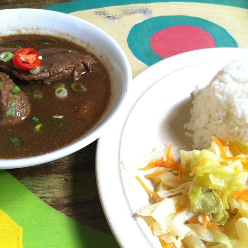 鶏肉とじゃがいもの甘辛煮込み(Calanthe Art Cafe)