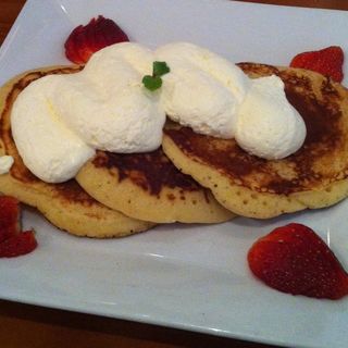 Pancake with vanilla crème (additional topping: fresh strawberries)(The Apartment)