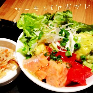 サーモンアボカド丼(茶鍋カフェ kagurazaka saryo 渋谷マークシティ店 （サリョウ）)