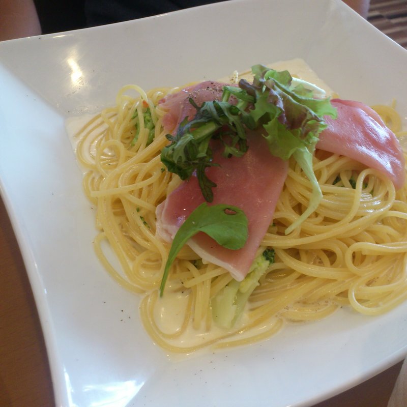 生ハムとブロッコリーのクリームパスタ(グレイスガーデンプラス)