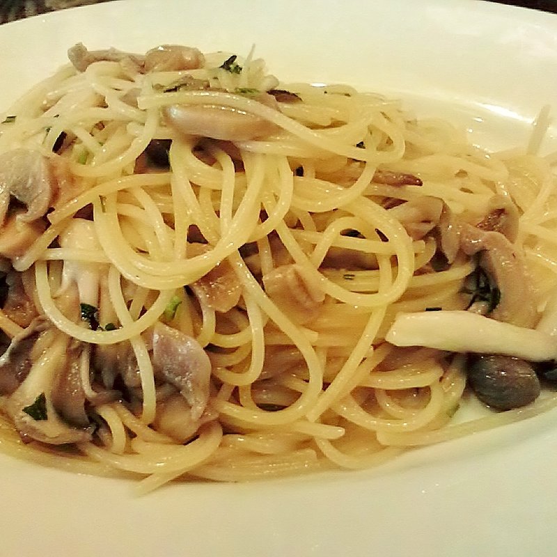 茸とアンチョビバターの塩味パスタ(リアナパデッラ 東陽町店)