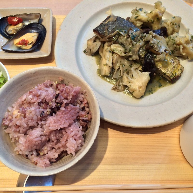 尾鷲産マヒマヒと飯高町洞窟キノコのソテーバジルソース 三重県十六穀米の健康ライス(三重テラス )