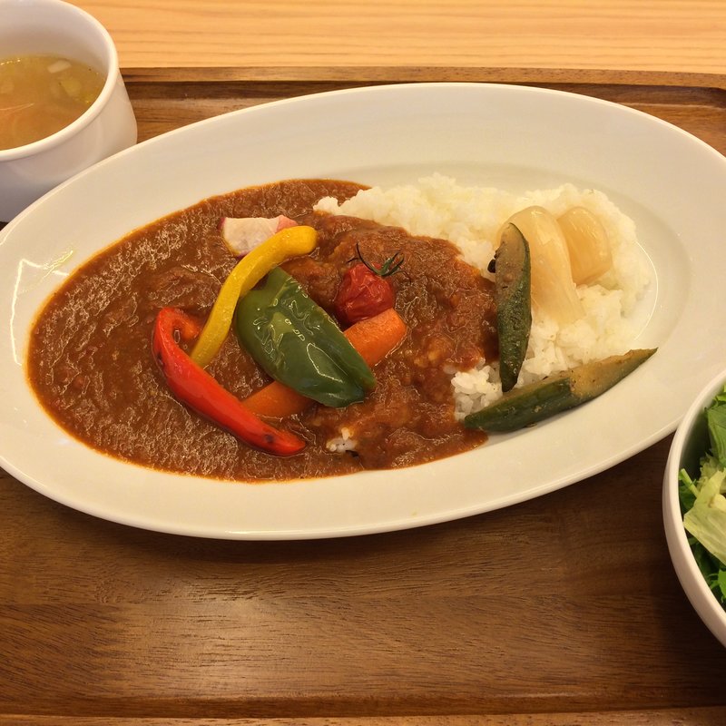 桃太郎カレー 季節の野菜添え(ビストロカフェ ももてなし家)