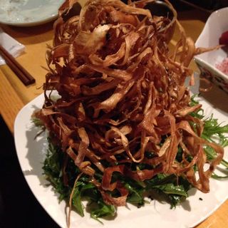 カリカリごぼうと水菜のサラダ(Wa Dining Okan)