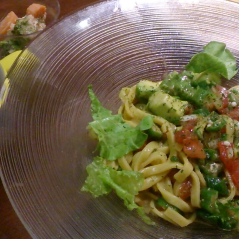 アボカドとオクラとトマトのヘルシーサラダパスタ(cafe Above （カフェ アヴァーブ）)