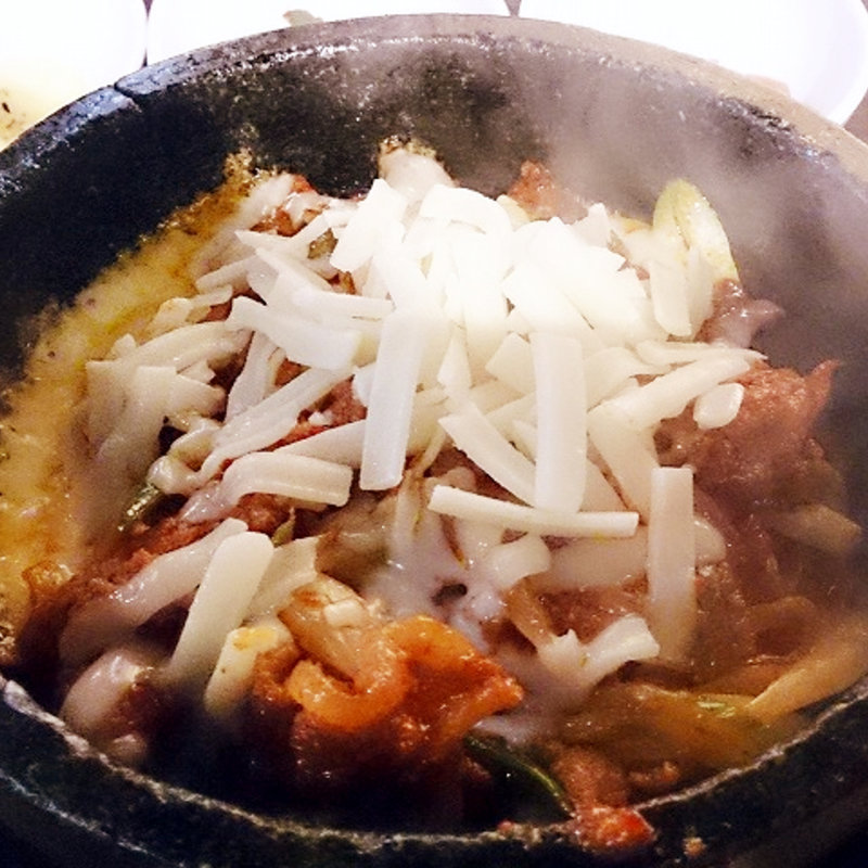 石焼チーズ豚丼(でりかおんどる 1号店(本店))