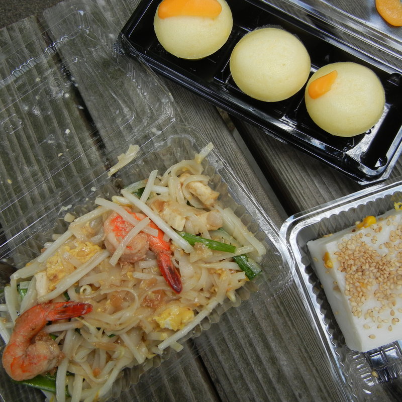 タイのパッタイとデザート(北海道大学祭)