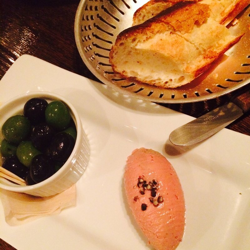 鶏のレバームースとオリーブのマリネ(ビストロ ハムサ 中目黒)