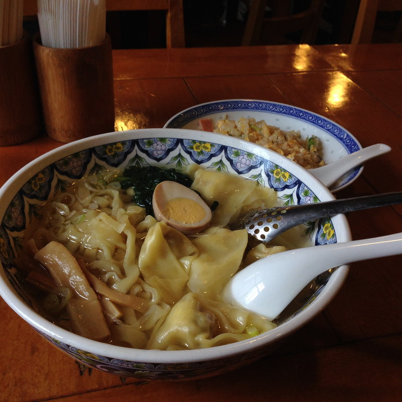 ワンタンメンと半チャーハンセット(揚州商人　綱島店)