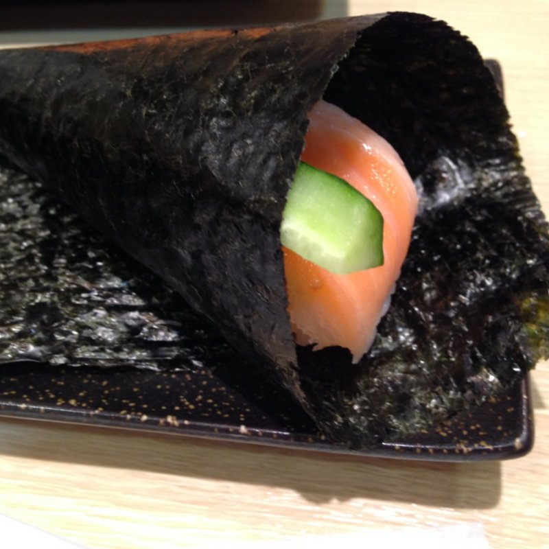 サーモンサラダ巻き(権太呂すし 十三本町店 （十三／寿司）)