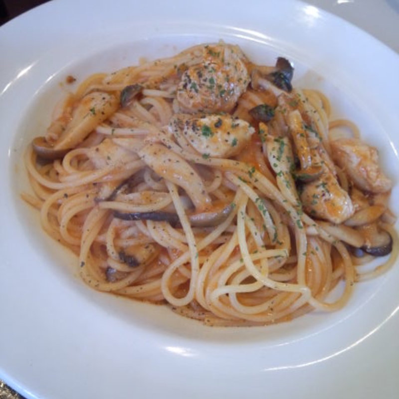 モッツァレラチーズのトマトソーススパゲッティ(トラットリア　ドッピオ)