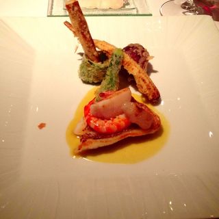 車海老 魚介のポアレ  夏野菜のフリット　カレー風味のソース(Le Manoir D'HASTINGS ル・マノアール・ダスティン)