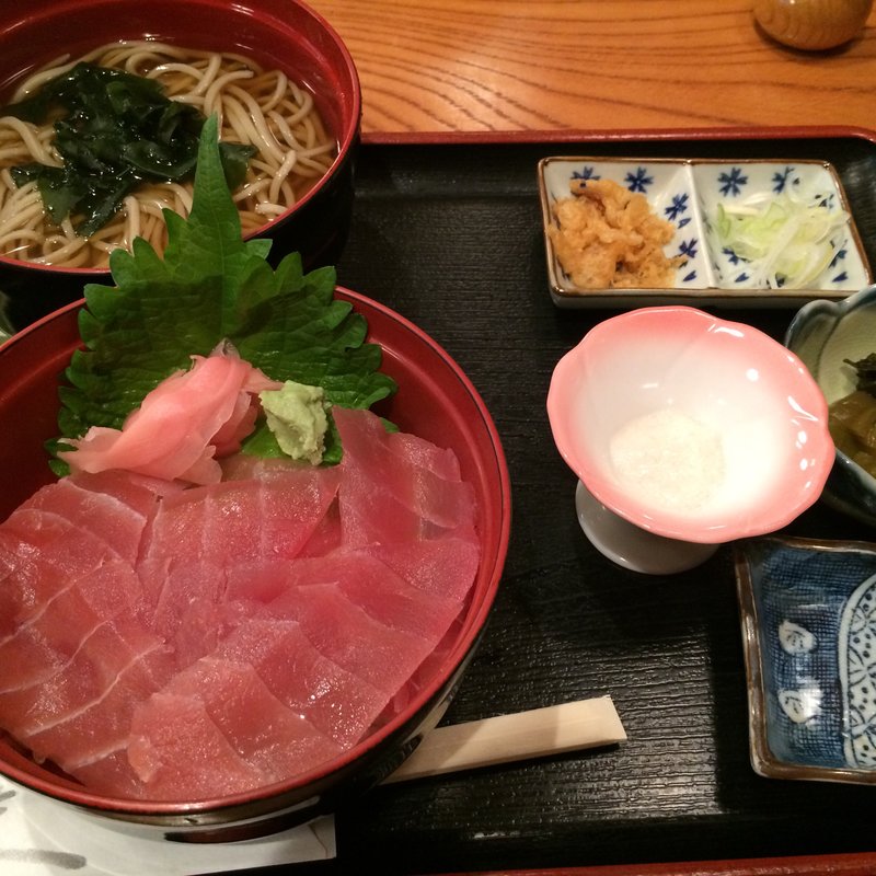 まぐろ丼（温または冷そば付）（ランチメニュー）(一胡久 )