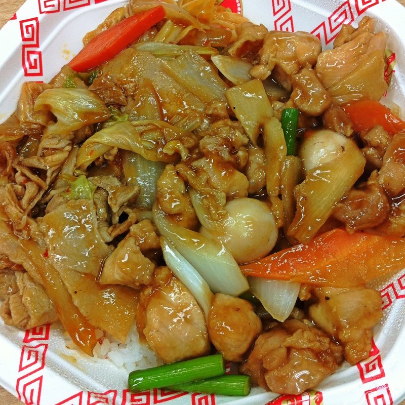 2色丼（回鍋肉＆豚バラ肉とニンニクの芽のオイスターソース炒め）(元祖 紙やき ホルモサ 新青山ビル （カミヤキ ホルモサ）)