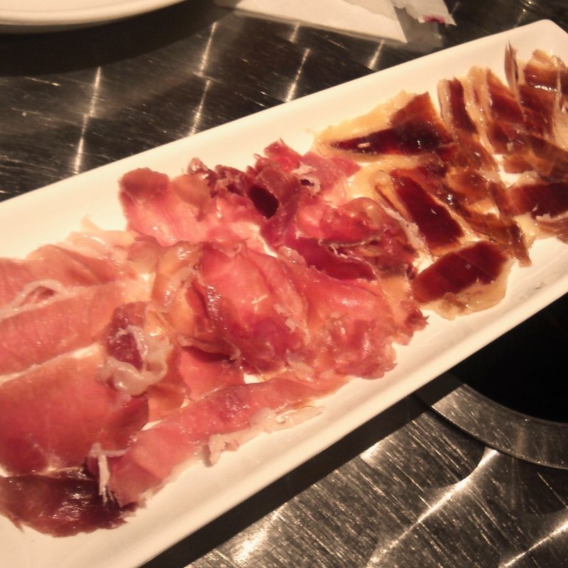 生ハム盛り合わせ(バルマル・エスパーニャ 神田店)