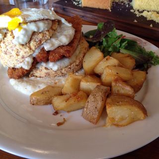 Smothered chicken and biscuit(The Strand Smokehouse)