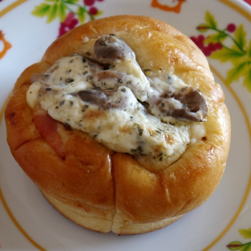 旬のキノコとバジルブレッド(アンジェリークニューヨーク )