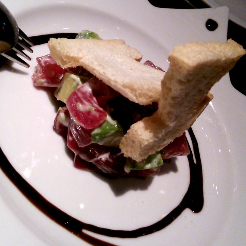 マグロとアボカドのタルタル帽子屋さんミルクハット仕立て(幻想の国のアリス)