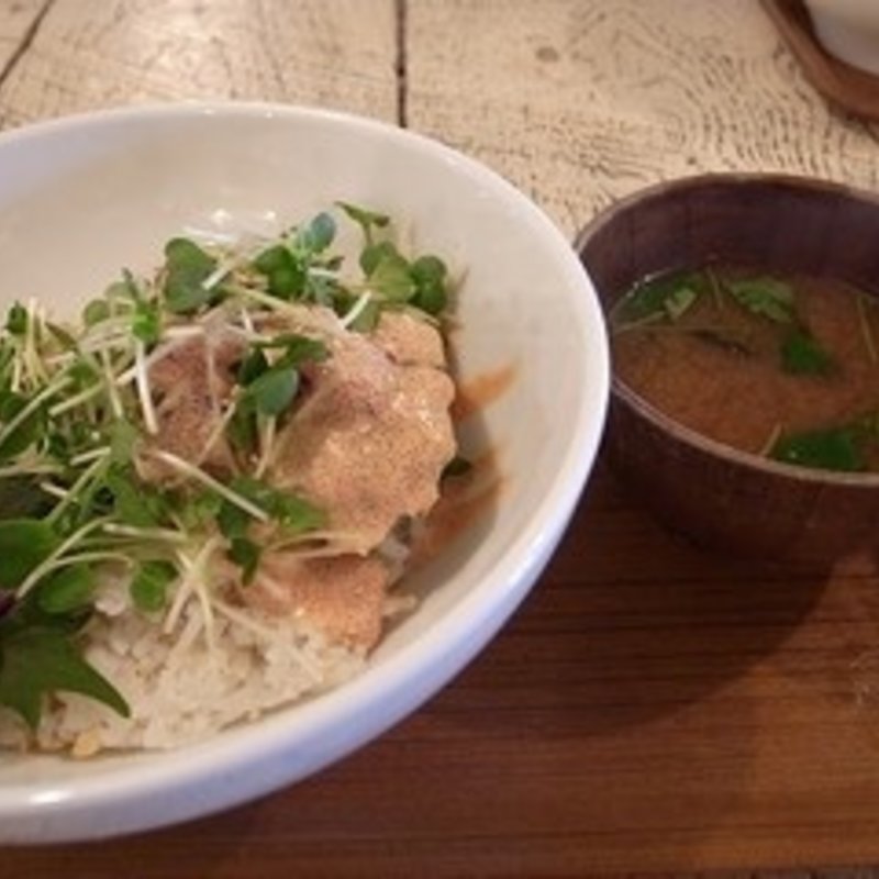 マグロとアボカドの明太子丼(A to Z cafe)