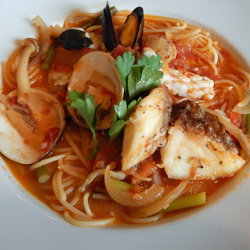 トマトスープのパスタ(赤いバス)