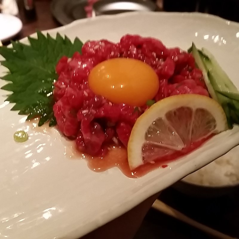 レアステーキユッケ風(炭火焼肉 道頓堀みつる 道頓堀本店)