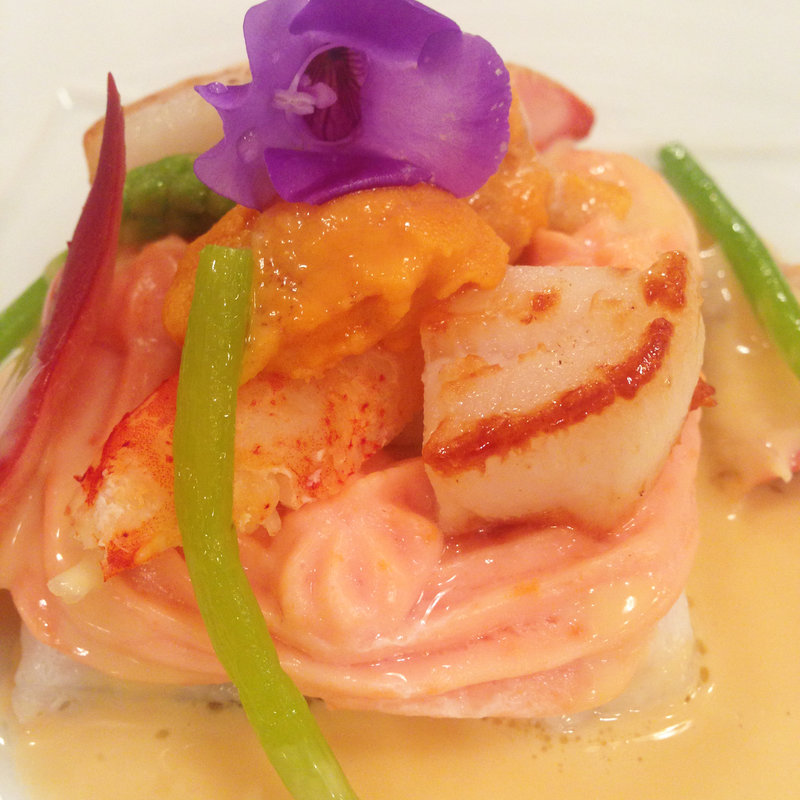 舌平目のボンファンにオマールエビムースを飾って(綱町三井倶楽部)
