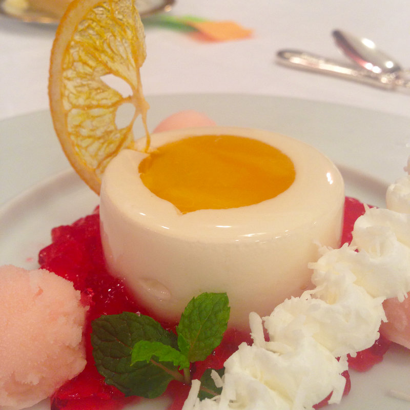 バレンシアオレンジとココナッツのガトーハイビスカスジュレ添え(綱町三井倶楽部)