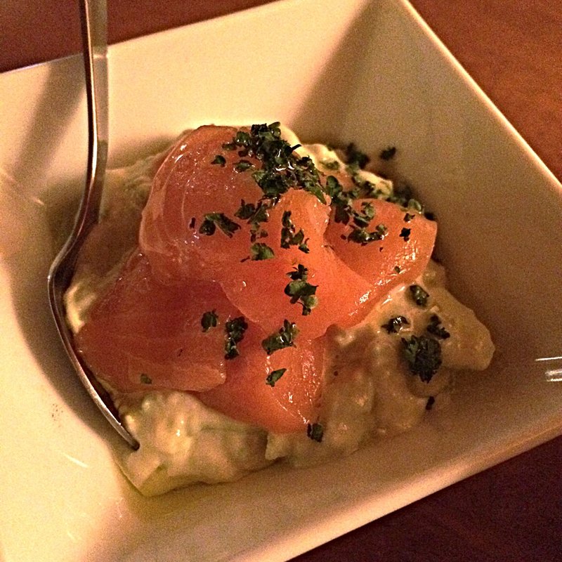 アボカドのタルタル スモークサーモンのせ(ビストロタケノヤ 駅東店)