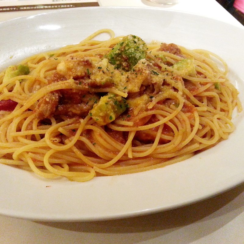 スパイシーチキンとアボカドのトマトソース(パレルモ 恵比寿店 （Palermo）)