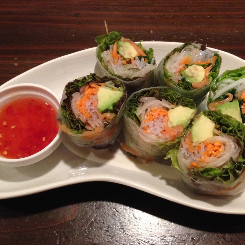 アボカドとサーモンの生春巻き(お好み焼・鉄板焼 せんべや （【旧店名】晩菜 せんべやから・・・。）)