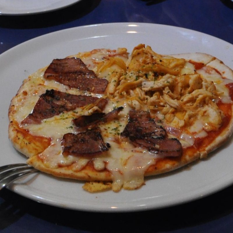 スモークベーコンとホワイトチキンのピッツア　ハーフ＆ハーフ(ミネルバ茶房 )