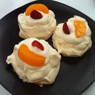 Strawberry Peach Pavlova(The Apartment @Suria KLCC)