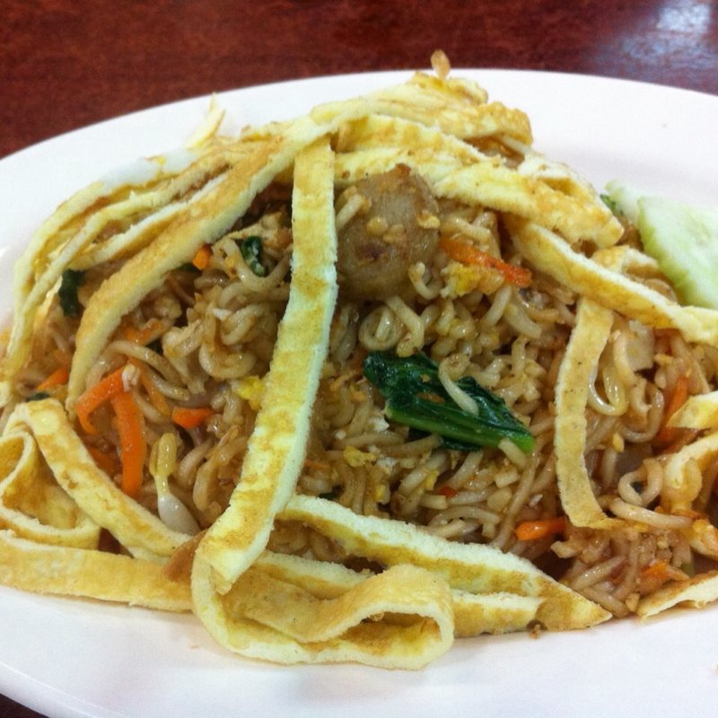 Maggi Mee Goreng Singapura (topped with egg)(Bistro Jelita Maju)