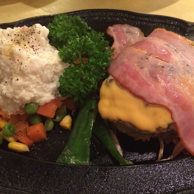 チェダーチーズ&ベーコンのせハンバーグ(ランビック)
