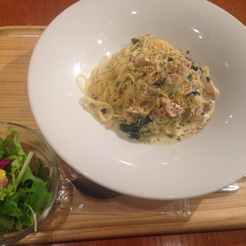 鮭とほうれん草の豆乳クリームパスタ(カフェ パーク)
