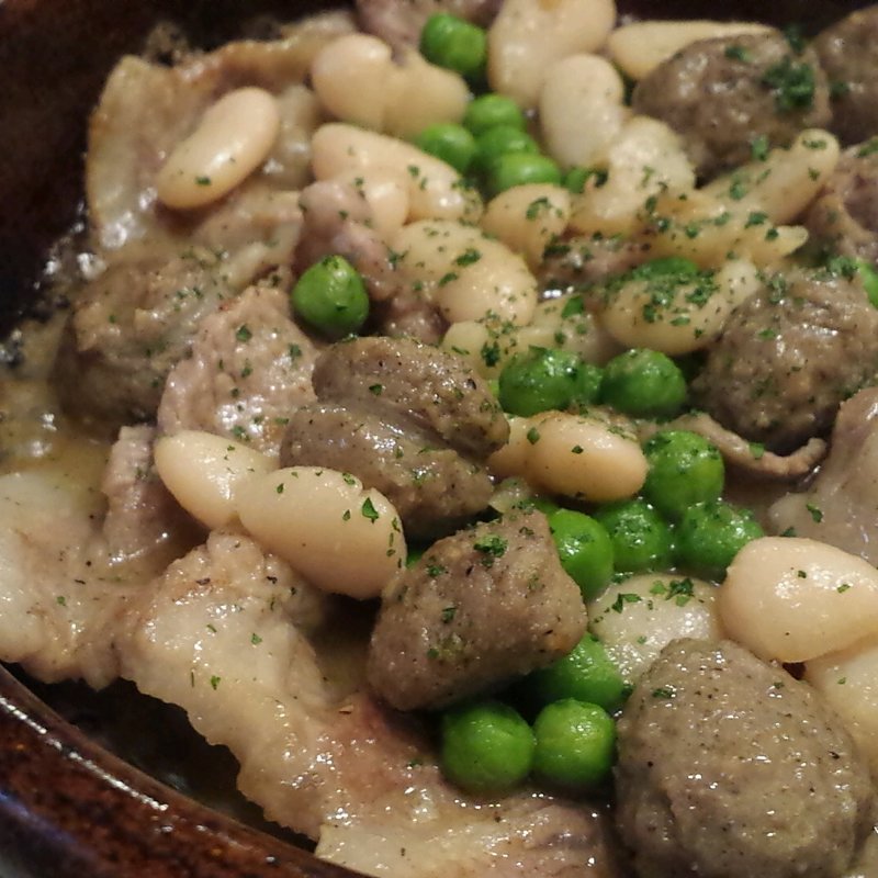 ロモ（豚ロース）とブティファラソーセージと豆の煮込み(ロス・レイエス・マーゴス)