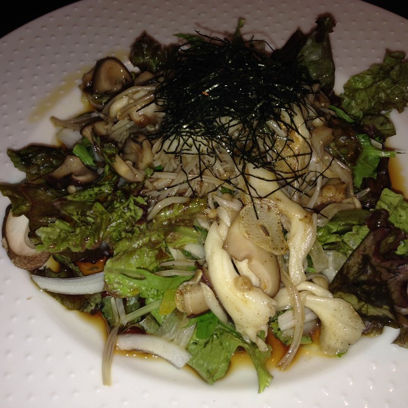 きのこのガーリック炒めサラダ仕立て(キレイになるための食卓)