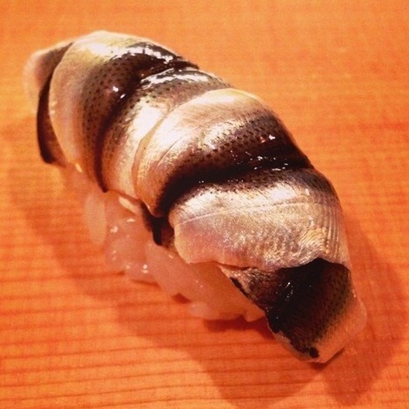 新子のにぎり(鮨 りんだ)